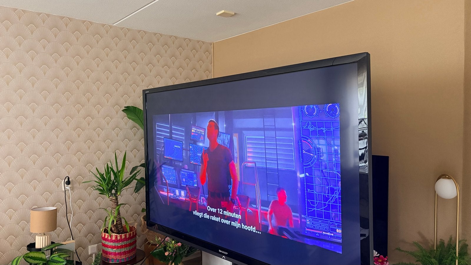 Foto 10 van Sharp Aquos 80 inch Full HD TV met presentatievoet