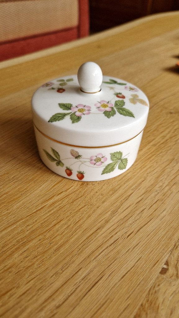 wedgewood potje met deksel - wild strawberry, Ophalen of Verzenden, Nieuw, Porselein, Overige typen