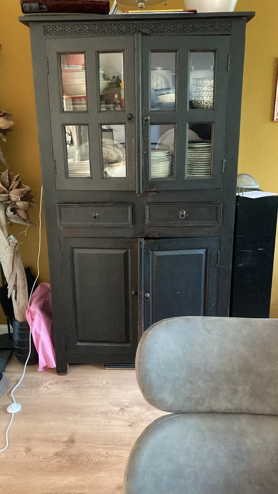 Gratis Zwarte houten vitrinekast met glazen deuren, Ophalen, Gebruikt, Met lade(s), Overige houtsoorten