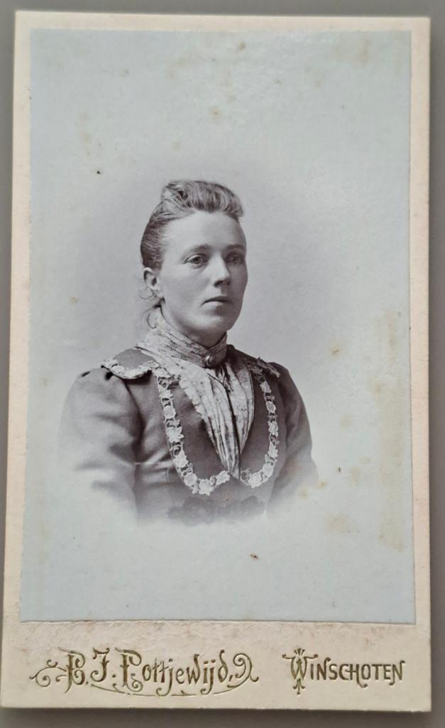 262 cdv jonge vrouw Winschoten fotograaf B.J. Pottjewijd, Ophalen of Verzenden, Voor 1940, Gebruikt