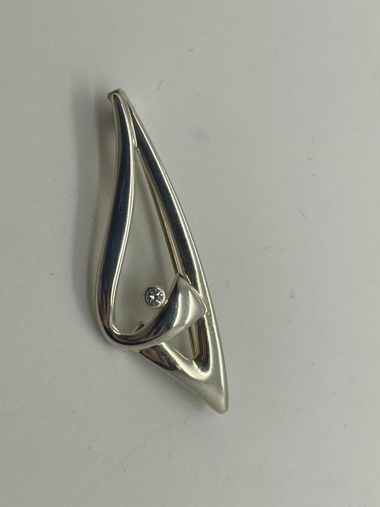 C666 Prachtige zilveren TEKA broche, Met kristal, 4 tot 7 cm, Ophalen of Verzenden, X