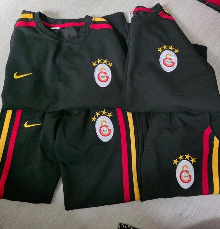 Galatasaray trainingspak - Zwart met rood/gele strepen 2 x, Kinderen en Baby's, Ophalen, Gebruikt, Galatasaray, Jongen of Meisje