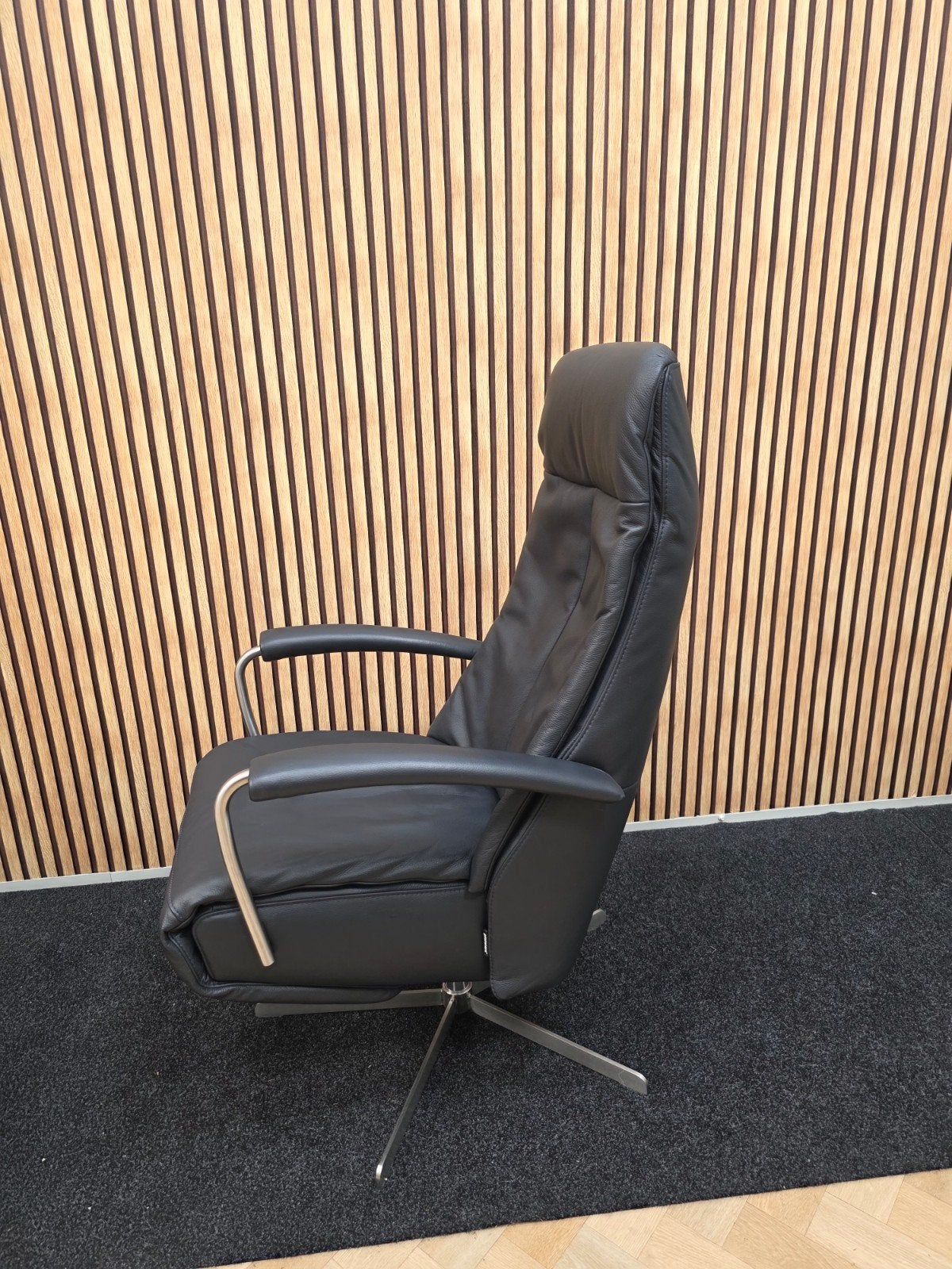 Grote Prominent relax stoel draaifauteuil leer stervoet lend, Ophalen, Minder dan 75 cm, Leer, Zo goed als nieuw