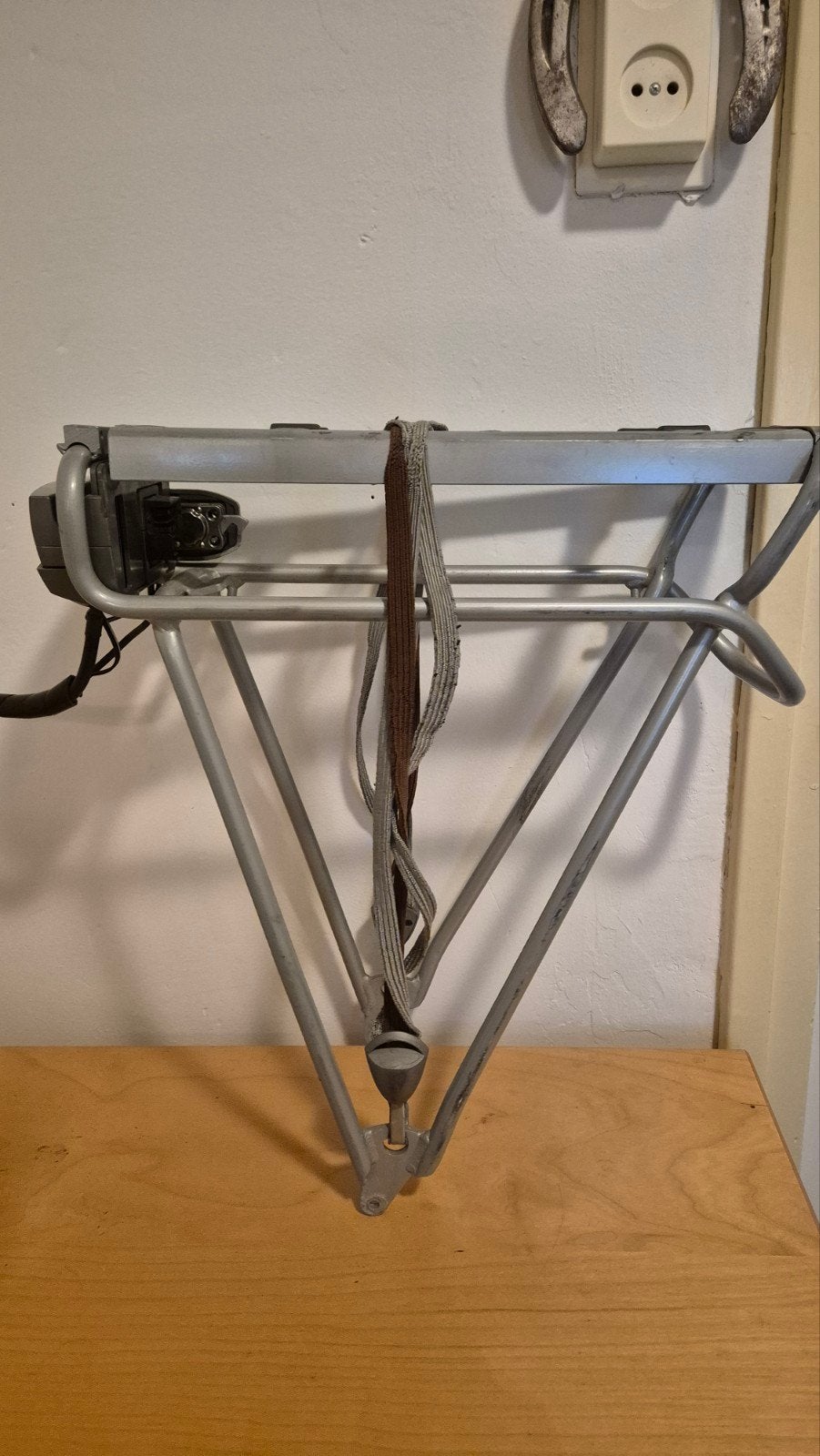 Bagagedrager voor elektrische fiets met  slot en sleutel, Fietsen en Brommers, Fietsaccessoires | Bagagedragers, Ophalen, Zo goed als nieuw