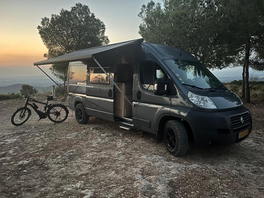 Stoere OFF-GRID buscamper met motor/fiets drager compleet!, Caravans en Kamperen, Campers, Achteruitrijcamera, Buscamper of Camperbus