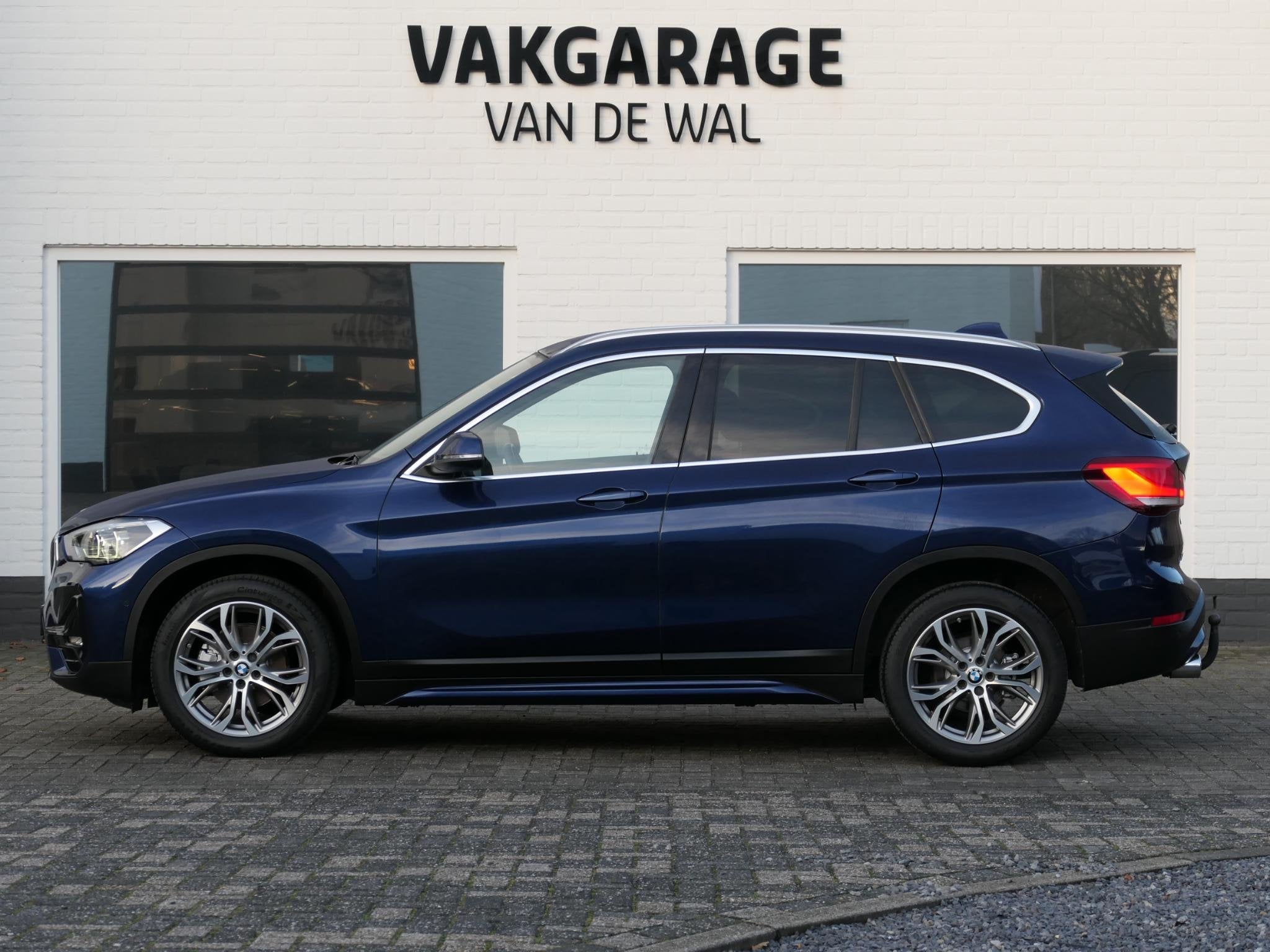 BMW X1 sDrive18i High Executive | Orange edition | Trekhaak, Auto's, BMW, Gebruikt, Euro 6, Blauw, Leder en Stof