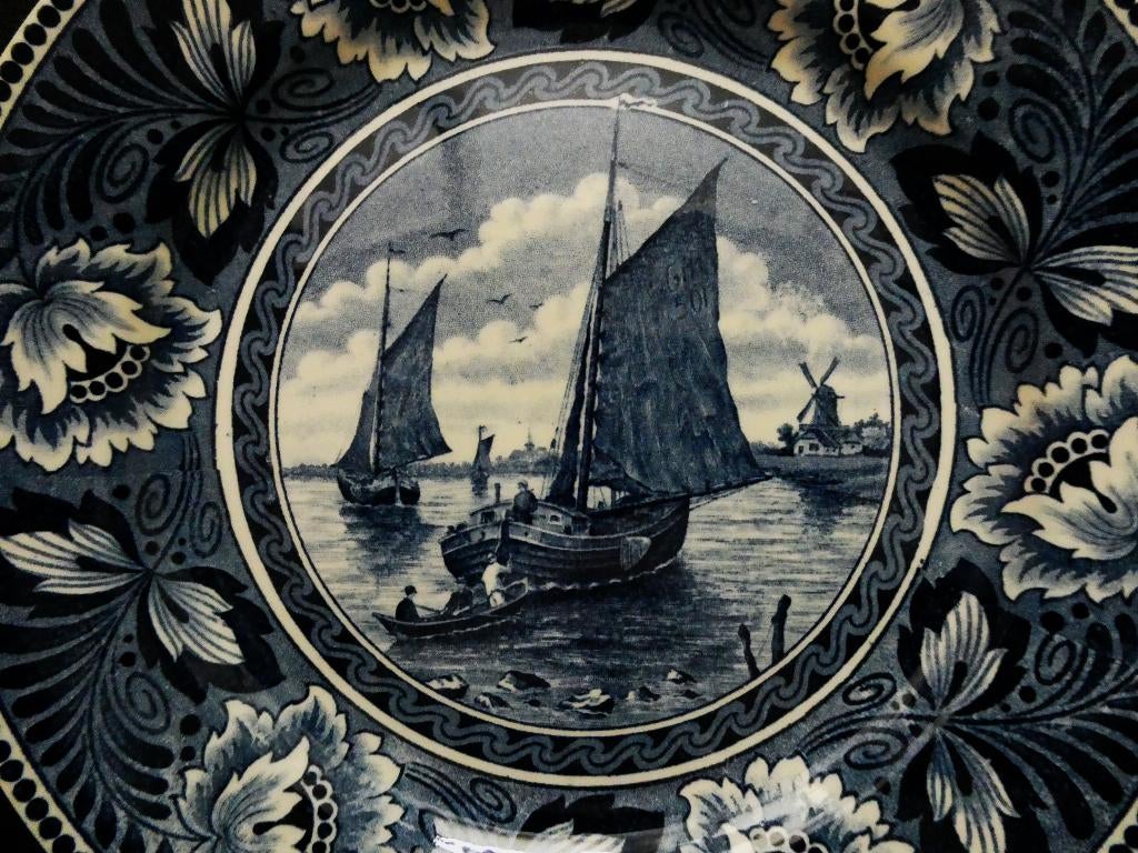 2 Delftsblauwe borden Hollandia Maestricht molen bootjes, Antiek en Kunst, Ophalen of Verzenden