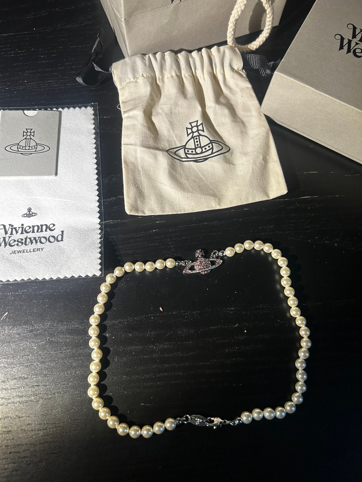 Vivienne Westwood Parelketting met Orb Hanger, Wit, Ophalen of Verzenden, Zo goed als nieuw, Overige materialen