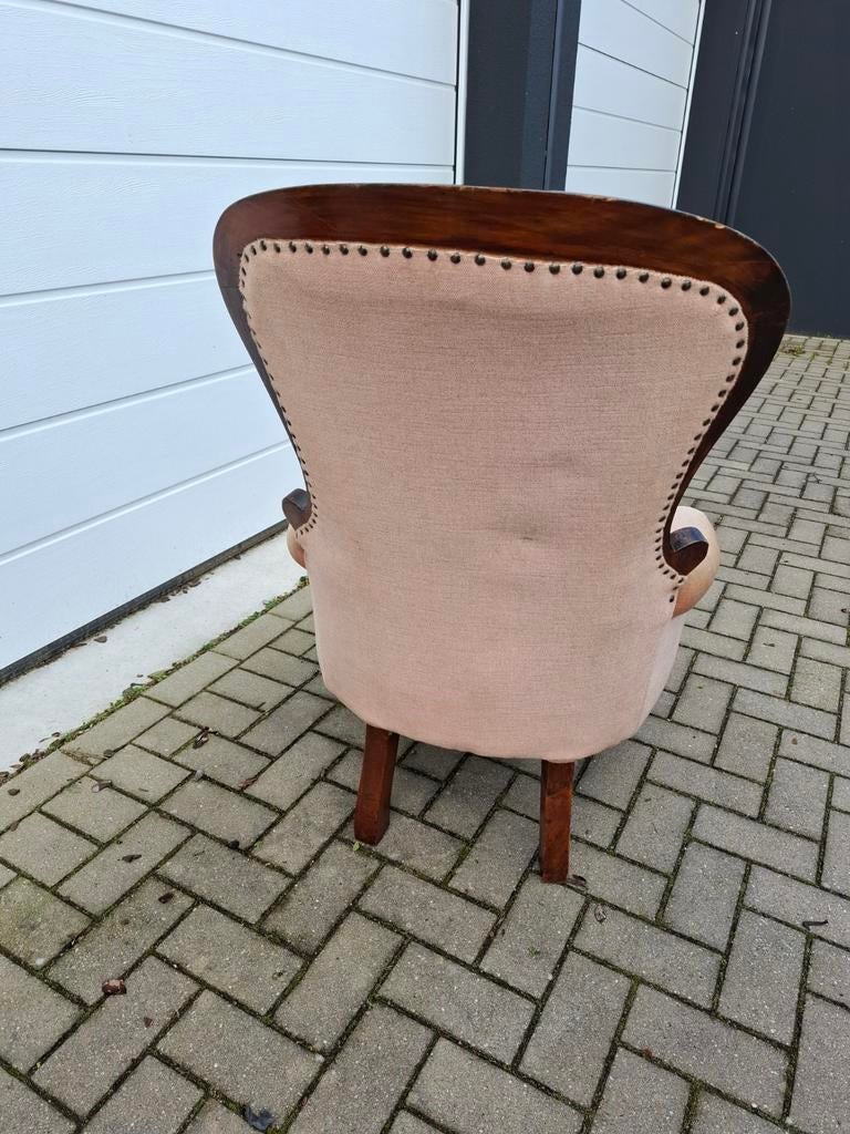 Antieke stoel. Voltaire armstoel. Victoriaanse stijl., Ophalen