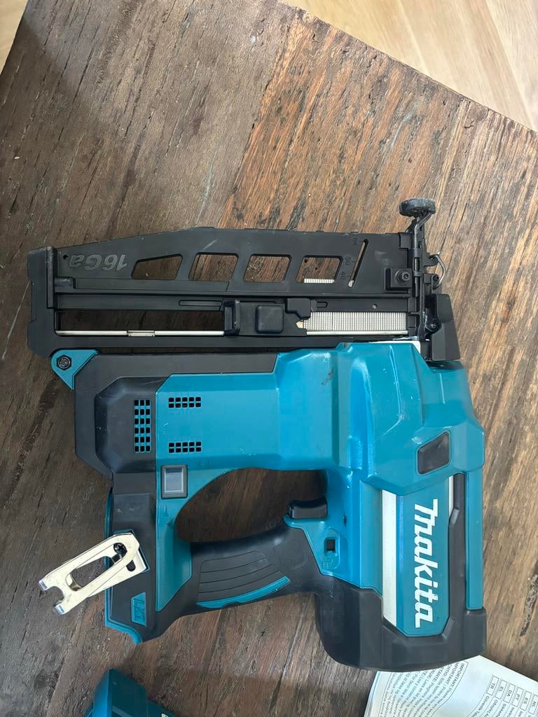 Makita DBN600 Brad Tacker + accu, Doe-het-zelf en Verbouw, Ophalen of Verzenden, Nieuw