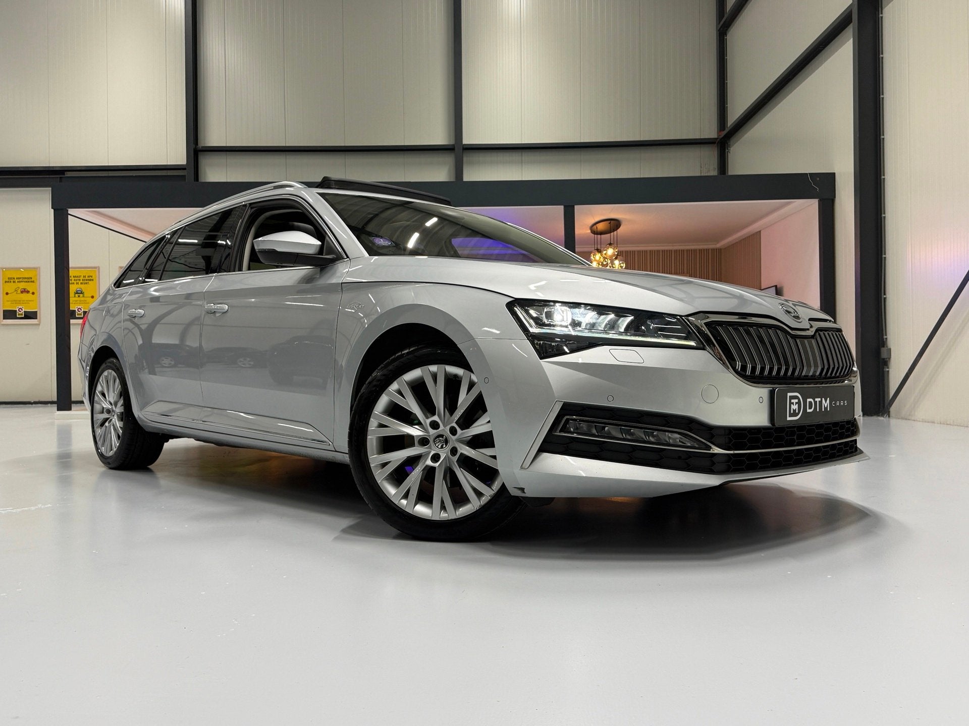 Skoda Superb Combi 1.4 TSI iV iV L&K 218PK 360° Navi Pano T, Auto's, Skoda, Gebruikt, Euro 6, 4 cilinders, 150 min