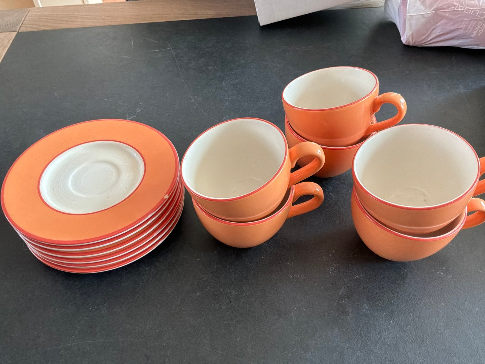 Oranje kop en schotels - 6 stuks, Huis en Inrichting, Ophalen of Verzenden, Gebruikt, Keramiek, Kop(pen) en/of Schotel(s)