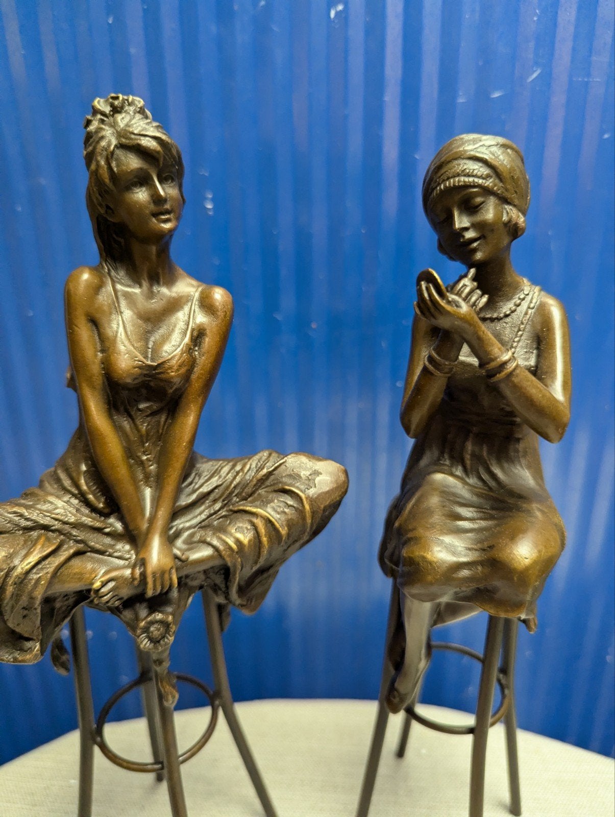 Twee bronzen beelden van vrouwen op barkrukken, Ophalen of Verzenden