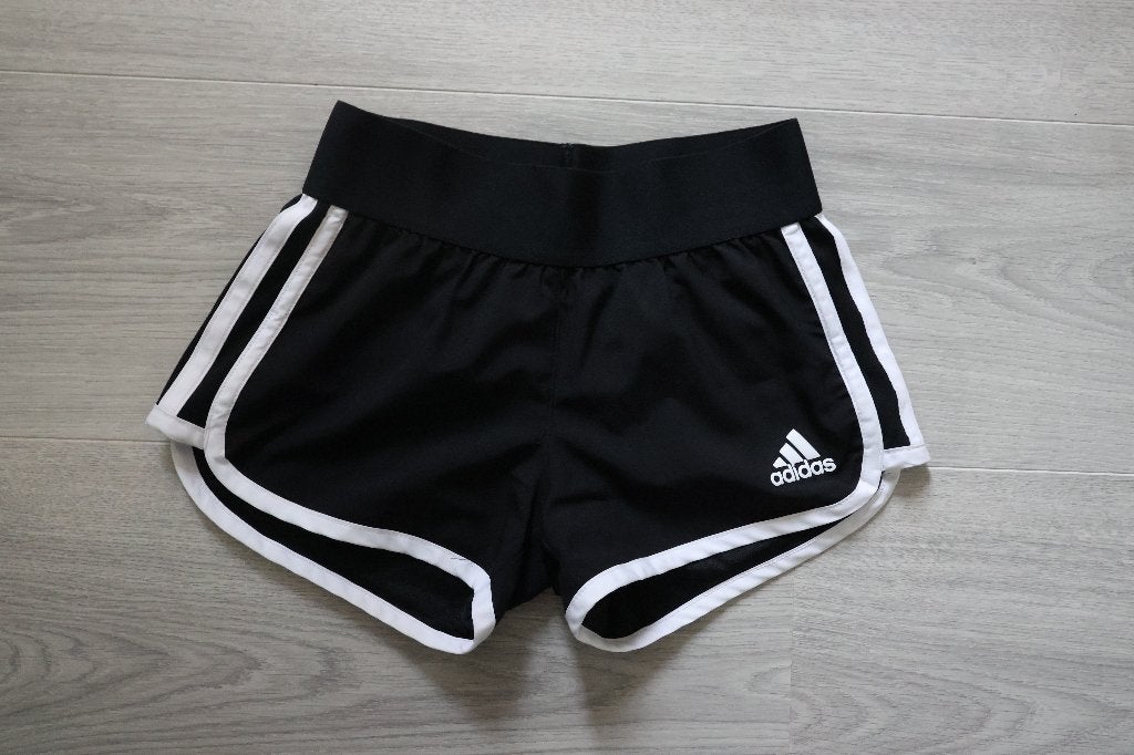 Als nieuw Adidas sport broekje short 128, Kinderen en Baby's, Kinderkleding | Maat 128, Adidas, Meisje, Sport- of Zwemkleding