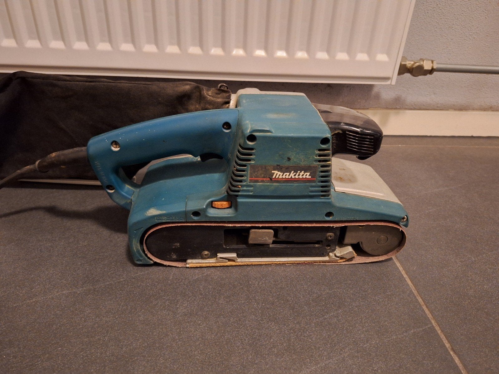 Makita 9404 bandschuurmachine 1010 Watt, Ophalen of Verzenden, Gebruikt, 600 tot 1200 watt, Bandschuurmachine