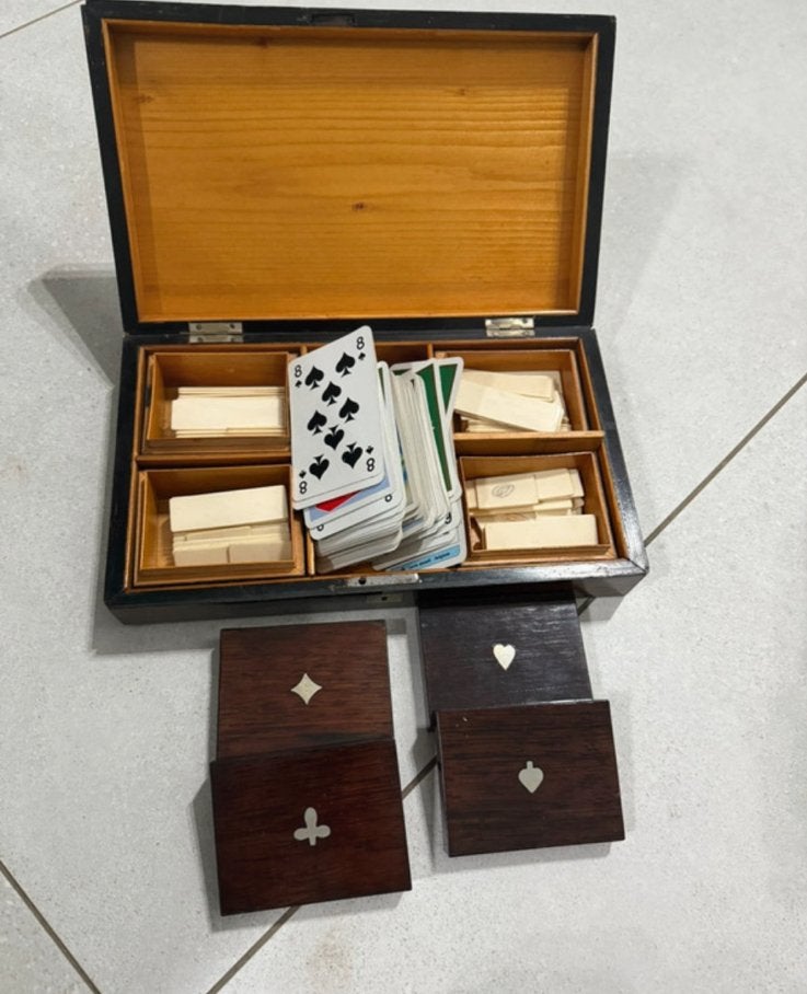 Antieke houten doos met speelkaarten en fiches, Een of twee spelers, Ophalen of Verzenden, Gebruikt
