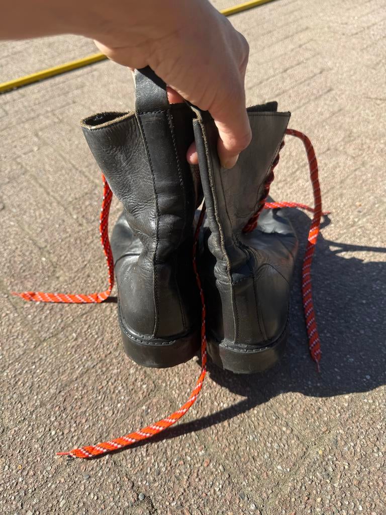 Zwarte leren laarzen met oranje veters, Kleding | Dames, Schoenen, Ophalen of Verzenden, Gedragen, Zwart, Lage of Enkellaarzen