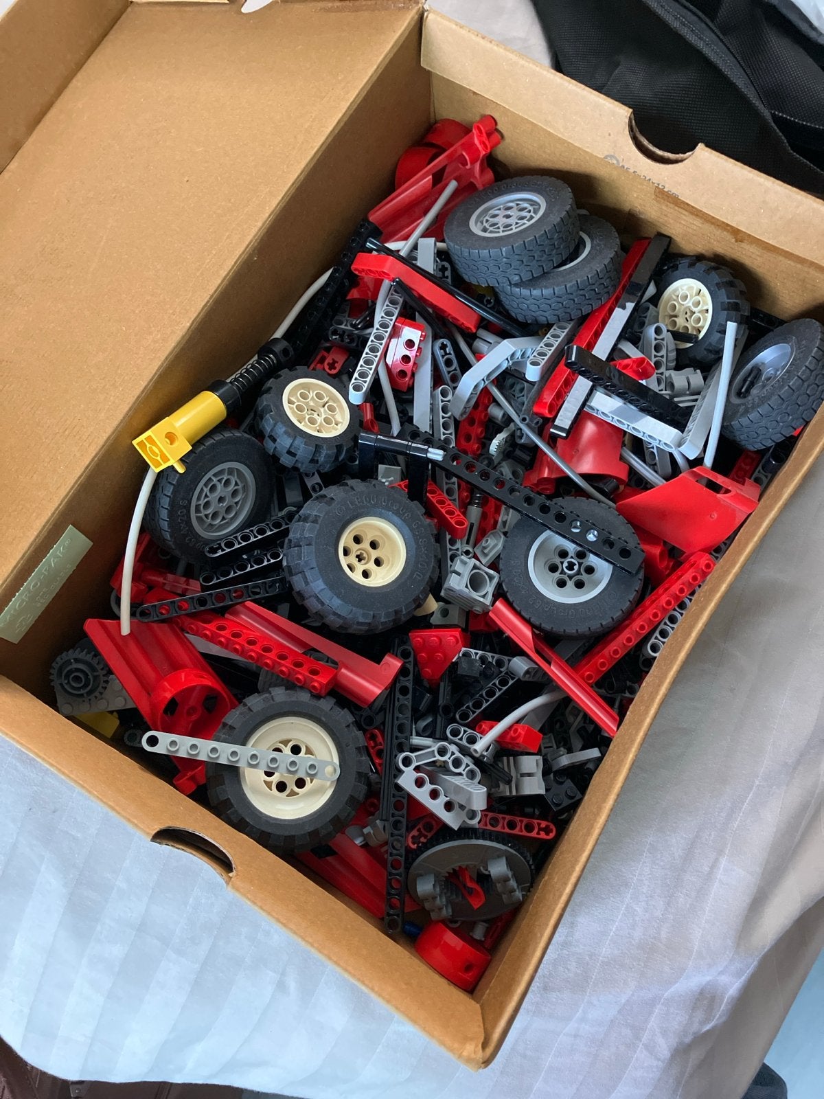 Schoenendoos vol met Lego Technic onderdelen