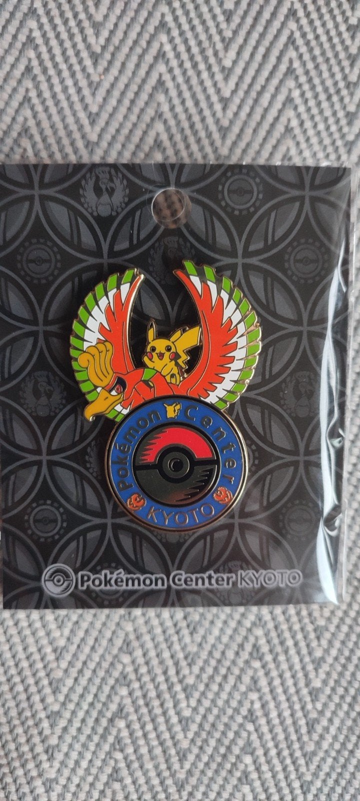 Pokemon Center Kyoto Japan pin Ho-Oh & Pikachu, Ophalen of Verzenden, Nieuw, Overige onderwerpen, Speldje of Pin