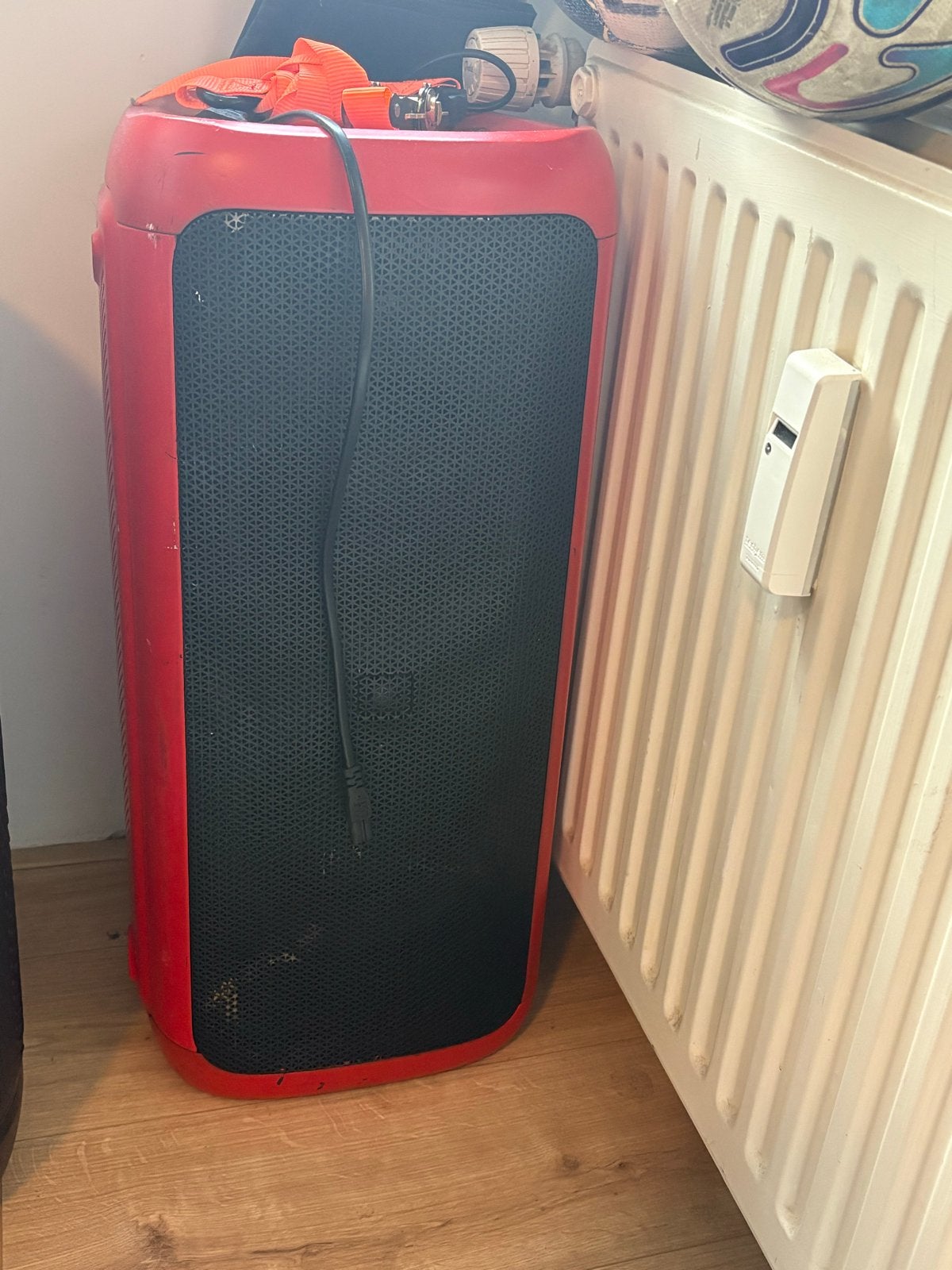 Foto 2 van JBL Partybox te koop - Krachtig geluid voor elk feest!