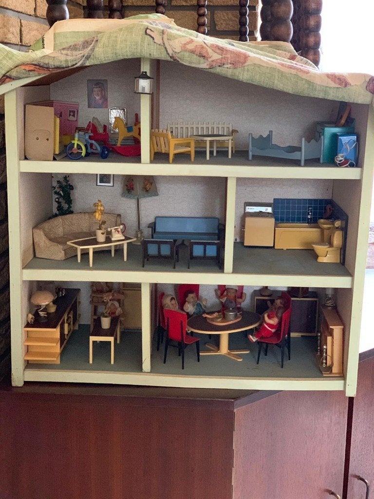 Vintage poppenhuis met meubels. Jaren 60/70, Ophalen of Verzenden, Gebruikt, Poppenhuis