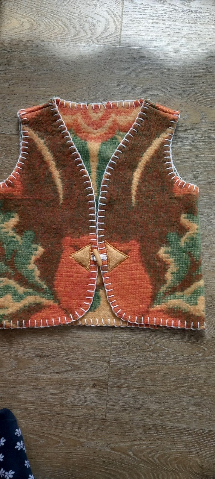 Handgemaakte wollen bodywarmer van AaBe deken - Maat 122, Ophalen of Verzenden, Nieuw, Handgemaakt (AaBe deken), Jongen of Meisje