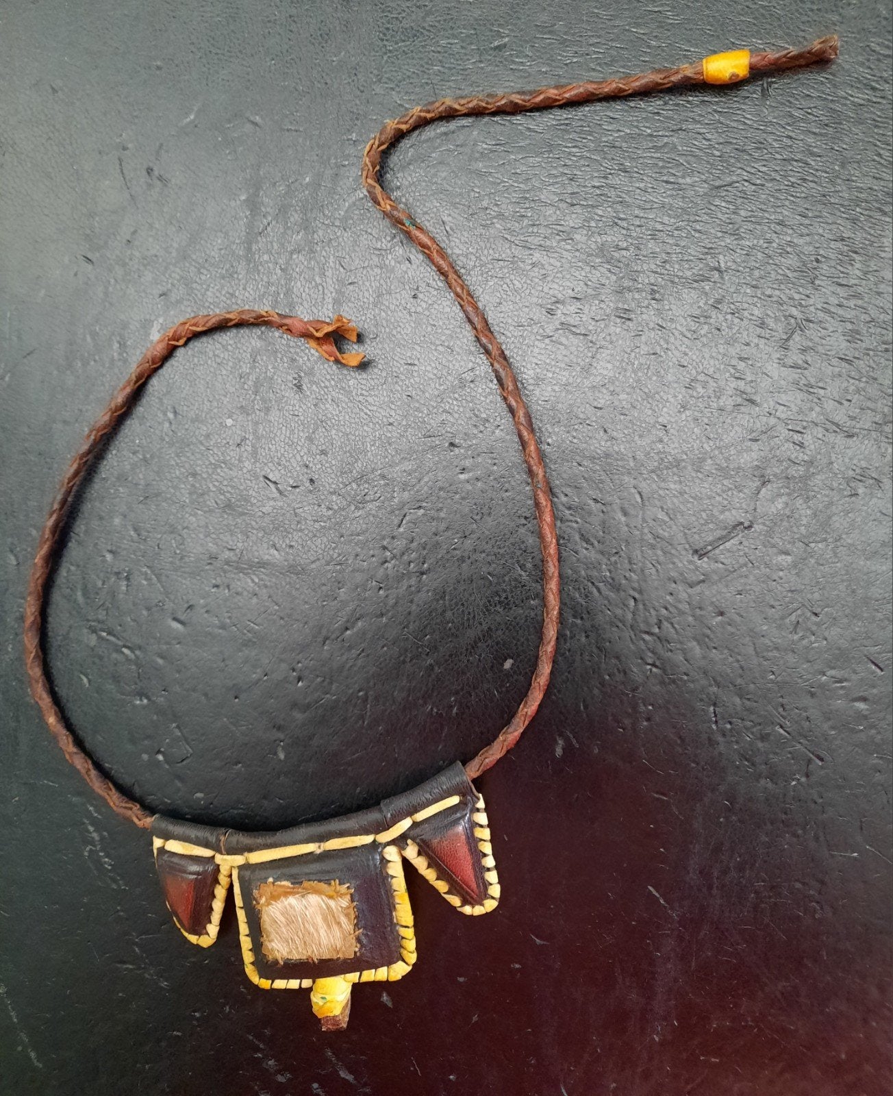 Unieke handgemaakte leren Afrikaanse ketting met hanger, Sieraden, Tassen en Uiterlijk, Gebruikt, Bruin, Ophalen of Verzenden