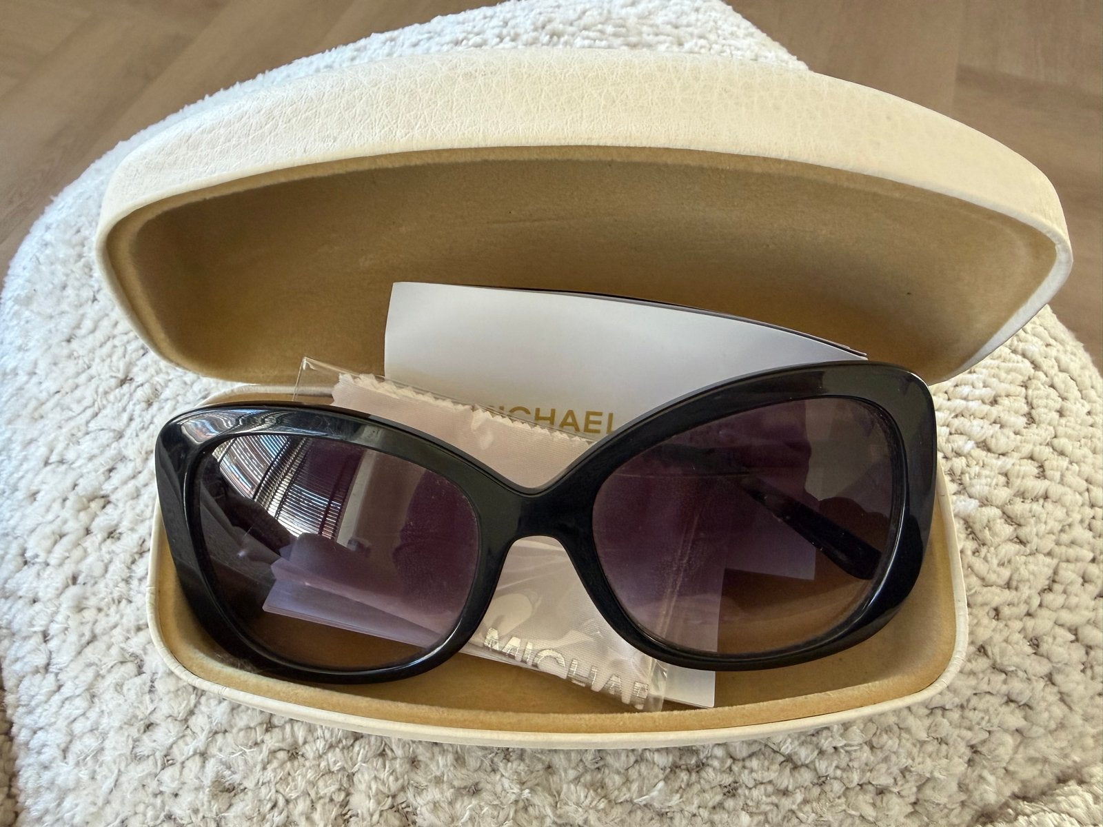 Michael Kors Zonnebril MK 2043 (Eda) - Zo goed als nieuw, Sieraden, Tassen en Uiterlijk, Overige merken, Gebruikt, Zonnebril, Zwart
