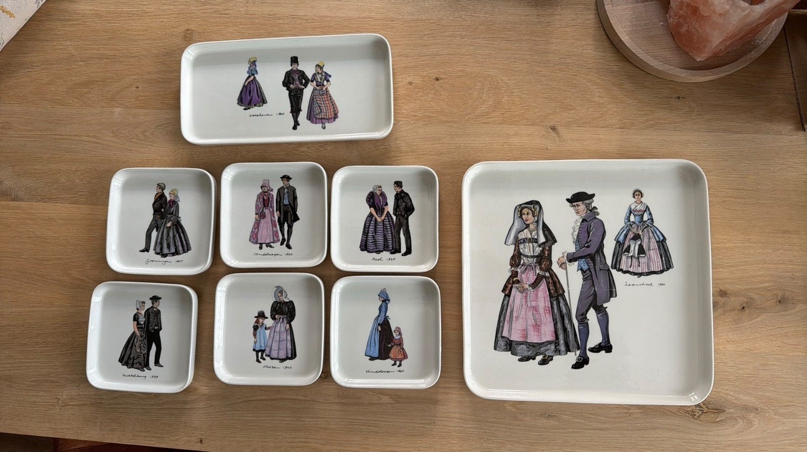 Vintage schaaltjes en dienbladen met klederdracht figuren, Ophalen, Gebruikt, Keramiek, Vintage