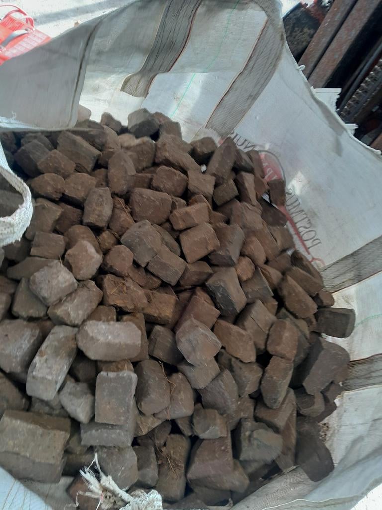 Halve waaltjes / Castlestones, Ophalen, Gebruikt, Bruin, Overige typen