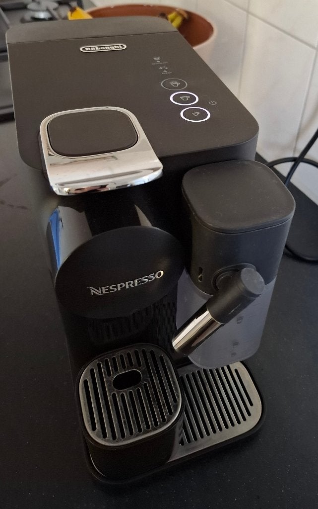 Nespresso Delonghi koffiecupmachine/ melkopschuimer, Witgoed en Apparatuur, Koffiezetapparaten, Ophalen of Verzenden, Gebruikt