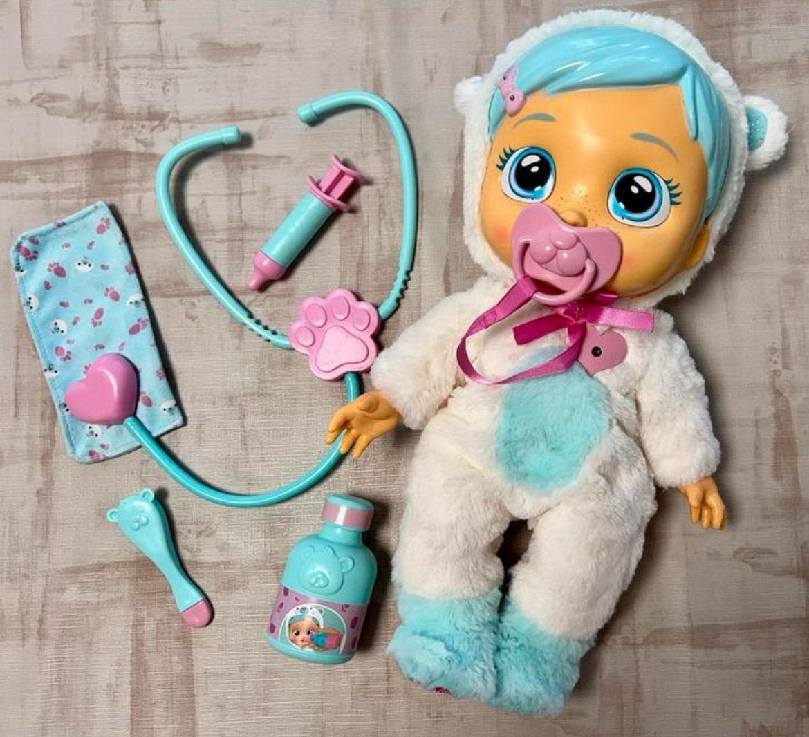 Cry Babies Kristal wordt ziek Special Edition te koop zgan, Ophalen of Verzenden, Zo goed als nieuw, Overige typen