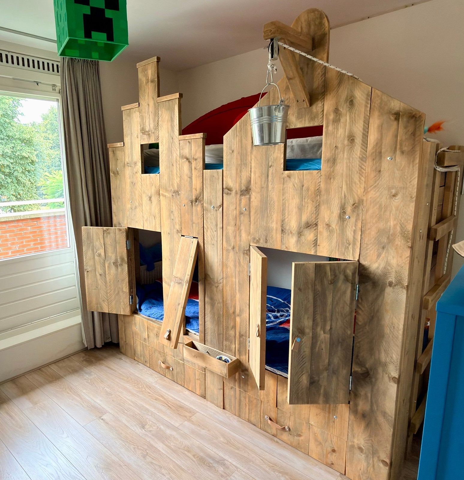 Uniek handgemaakt stapelbed van geschuurd steigerhout, Ophalen, Zo goed als nieuw, Stapelbed