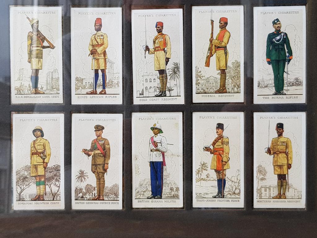 Uniformen mooie Engelse serie ingelijste sigarettenplaatjes., Antiek en Kunst, Ophalen