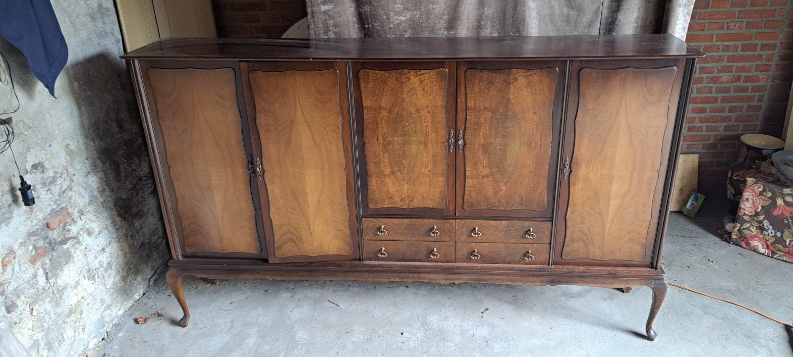 Vintage notenhouten dressoir met lades en deuren, Antiek en Kunst, Ophalen of Verzenden