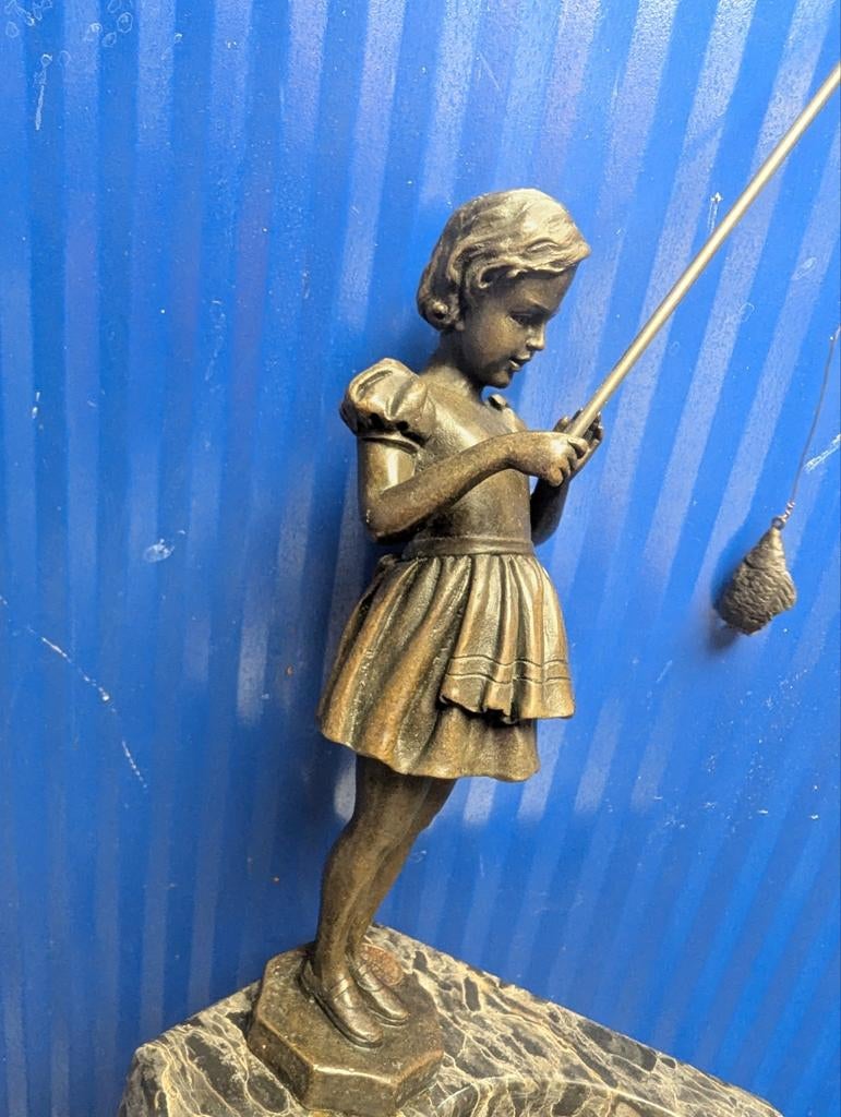 Bronzen Beeldje: Vissend Meisje op Marmeren Sokkel, Ophalen of Verzenden