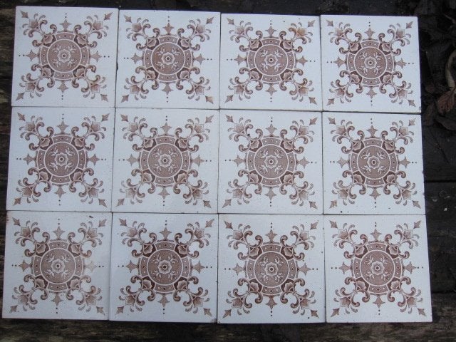 64 antieke tegels wit met roodbruine afbeelding 15x15cm, Antiek en Kunst, Ophalen