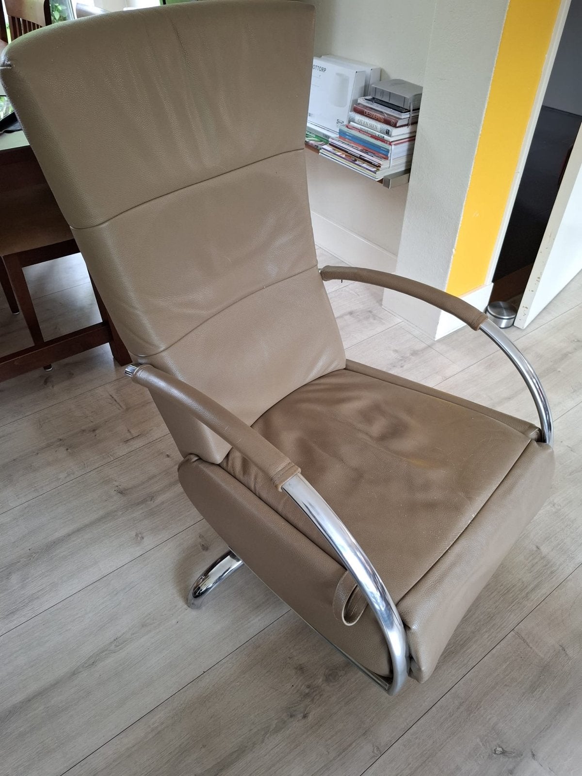 Leren fauteuil met chromen frame - Comfortabel en stijlvol, Huis en Inrichting, Ophalen, Gebruikt, 50 tot 75 cm, Leer