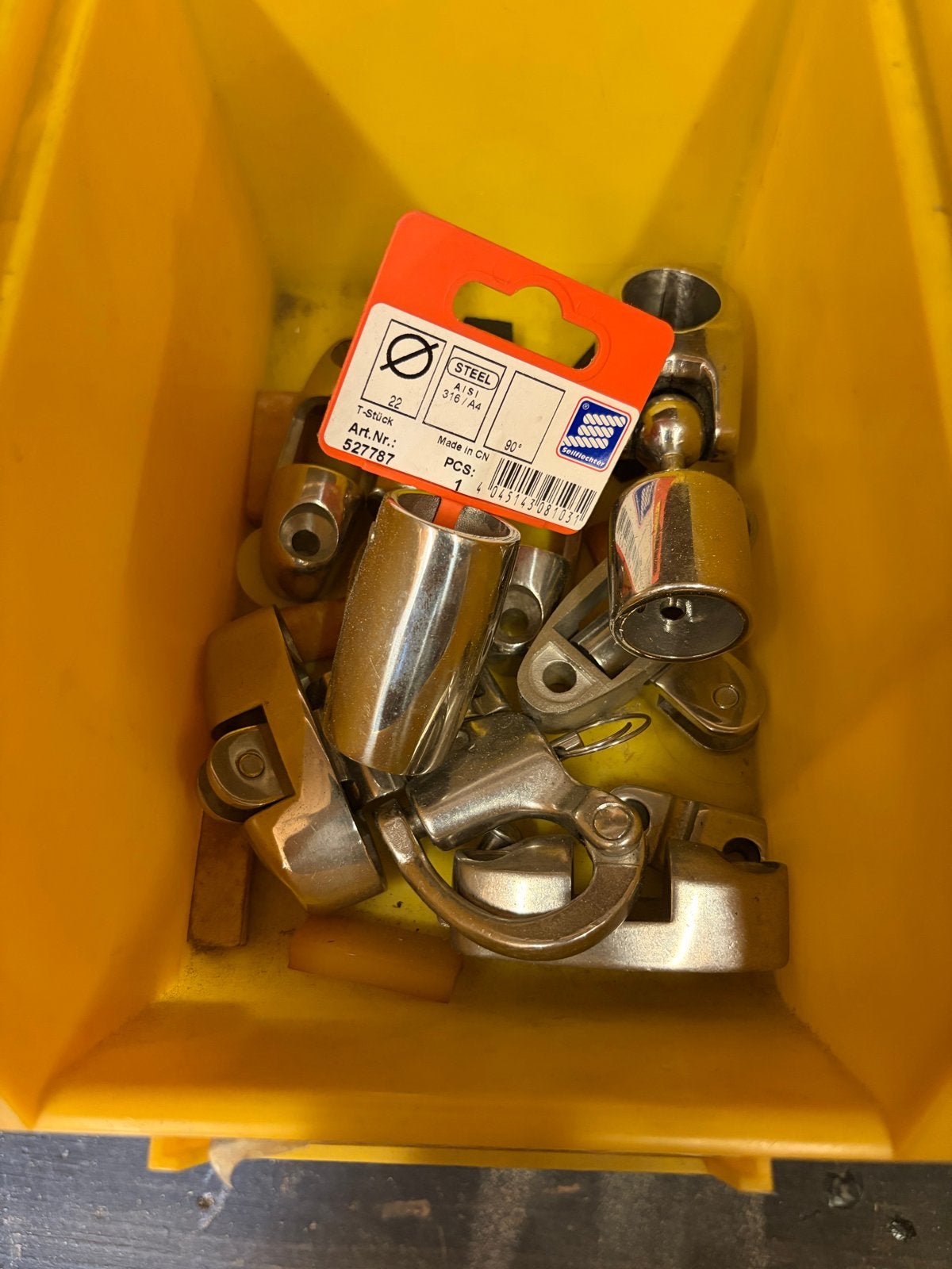 Foto 17 van Grote partij RVS onderdelen voor boot/schip (60 bakken)
