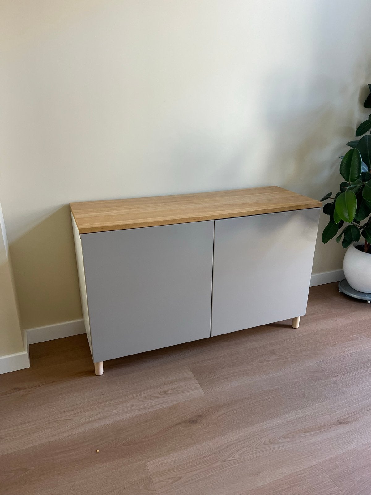 Ikea bestä kast (licht grijsbeige) met eiken bovenblad, Ophalen, Gebruikt