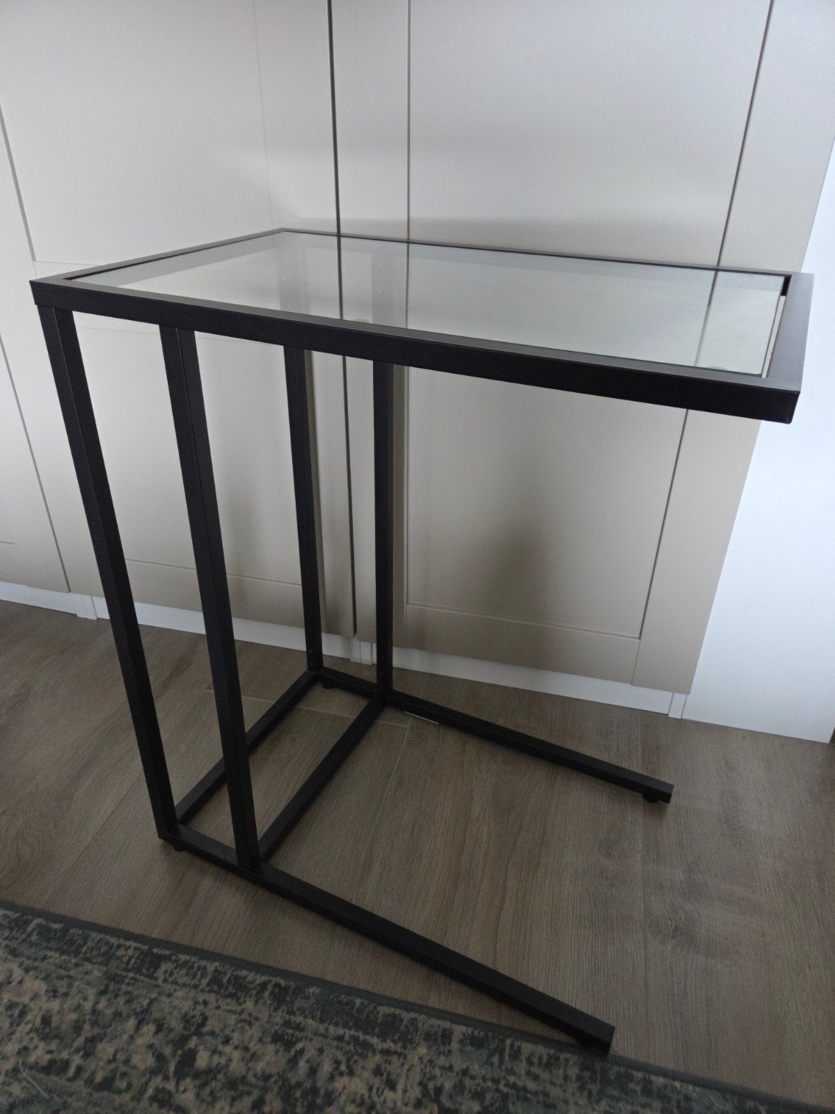 Zwarte bijzettafel met glazen blad Vittsjo ikea, Ophalen, Gebruikt, Modern, Industrieel, 55 tot 75 cm