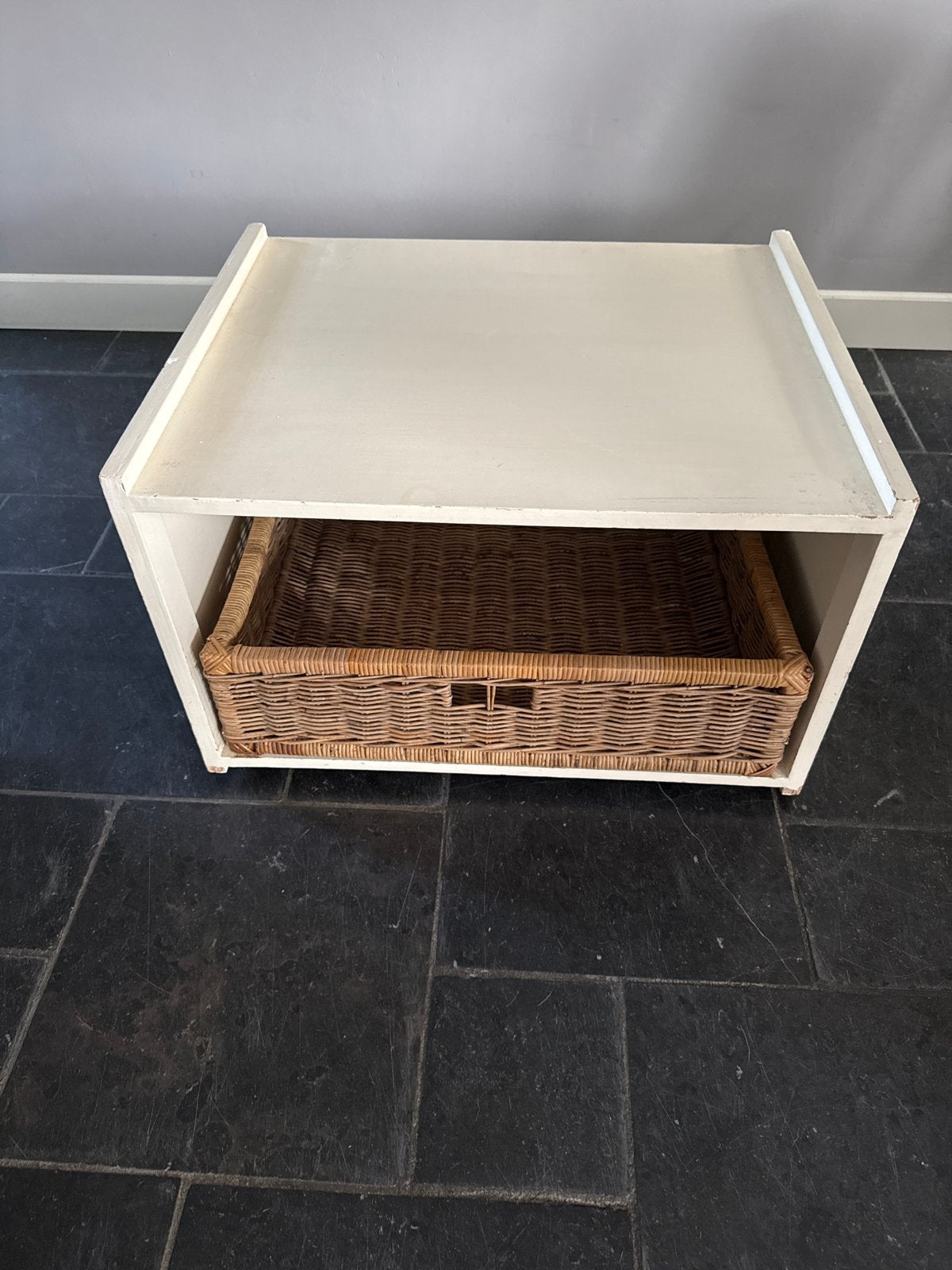 Riviera Maison bijzettafel met rieten mand, Ophalen, Gebruikt, Beige, Vintage