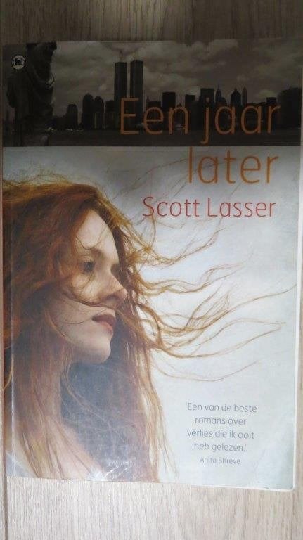 Boek roman: Een jaar later, 11-9, Twin Towers, Scott Lasser, Ophalen of Verzenden, Gelezen