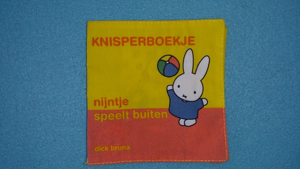 Knisperboekje Nijntje speelt buiten Dick Bruna, Ophalen of Verzenden, Zo goed als nieuw