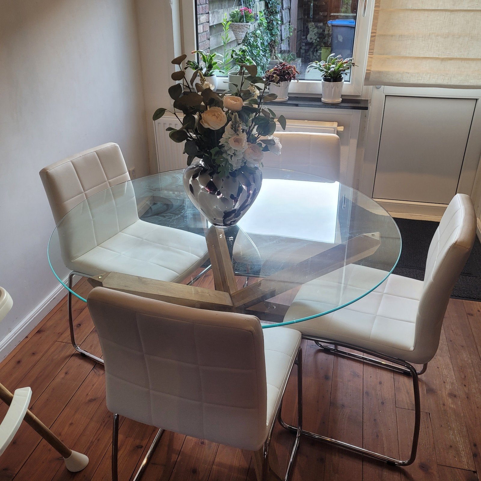 Eettafel met glazen blad en 4 witte stoelen, Huis en Inrichting, Ophalen, Zo goed als nieuw, 4 tot 6 stoelen