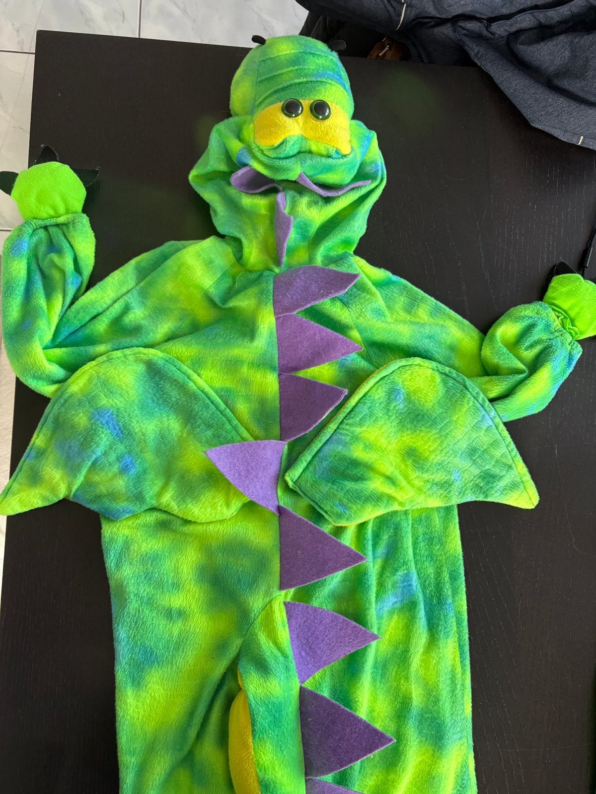 Verkleedkledij kind draak onesie maat 104, Kinderen en Baby's, Carnavalskleding en Verkleedspullen, Ophalen, Zo goed als nieuw