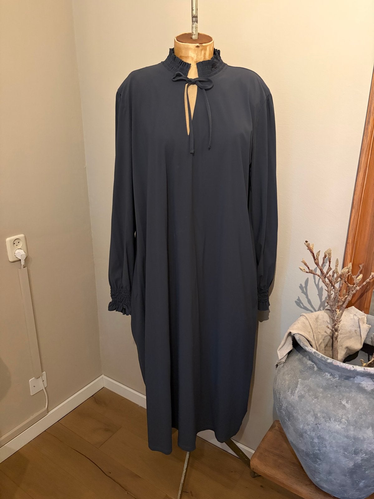 Plus basics grijze jurk met ruches en strikdetail, maat 50, Maat 46/48 (XL) of groter, Ophalen of Verzenden, Zo goed als nieuw