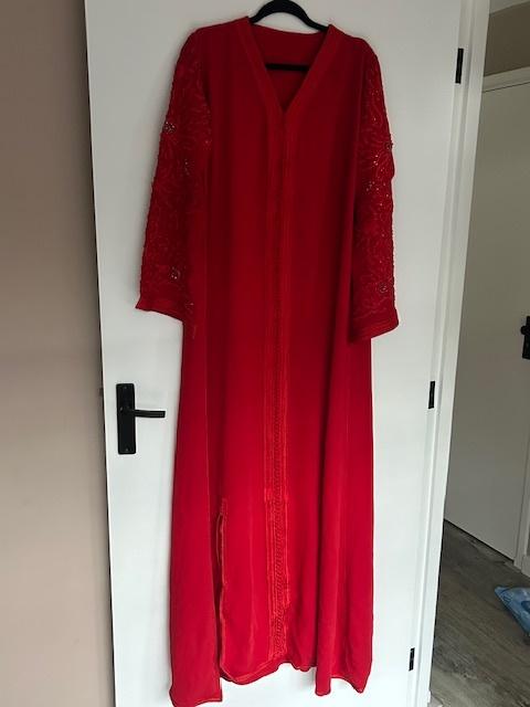 Mooie rode kaftan met riem en bewerkte mouwen, Kleding | Dames, Gelegenheidskleding, Overige typen, Ophalen of Verzenden, Rood