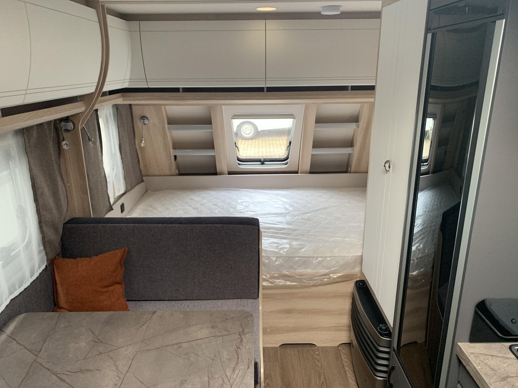 Hobby De Luxe 490 KMF Model 2026, Caravans en Kamperen, Caravans, Schokbreker, Dwarsbed, Hobby, Bedrijf