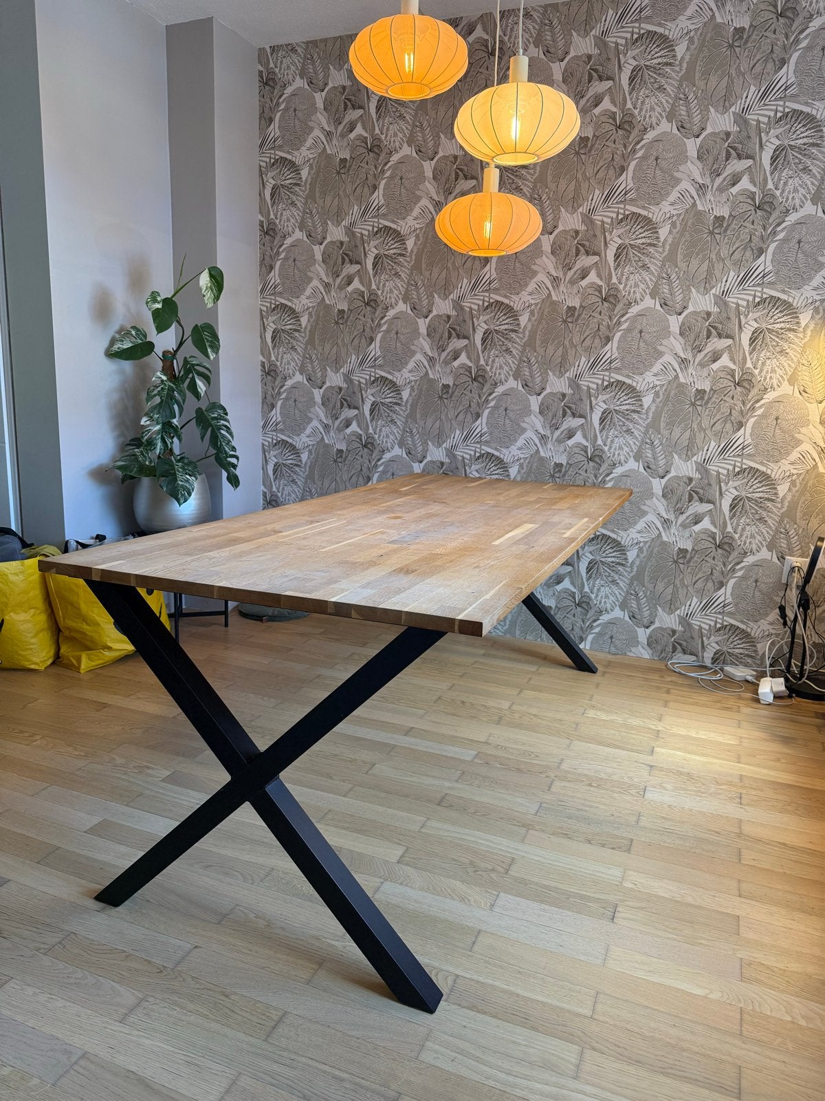 Eikenhouten eettafel met metalen X-poten, Gebruikt, Eikenhout, 150 tot 200 cm, Vier personen